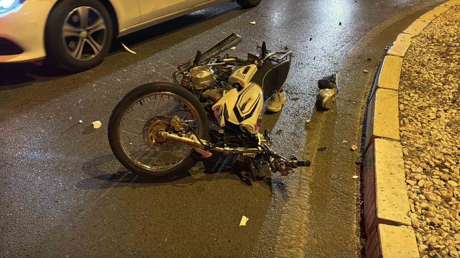 Otomobille motosiklet &ccedil;arpıştı: 1 ağır yaralı
