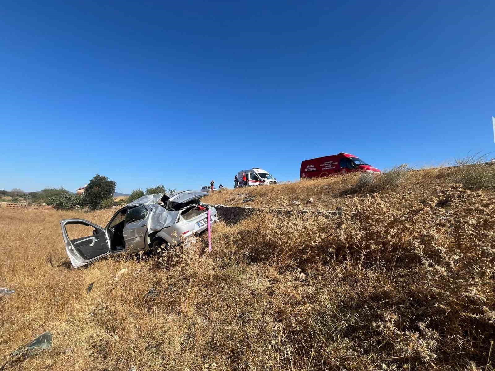 Balıkesir’de otomobil tarlaya uçtu; 2 yaralı