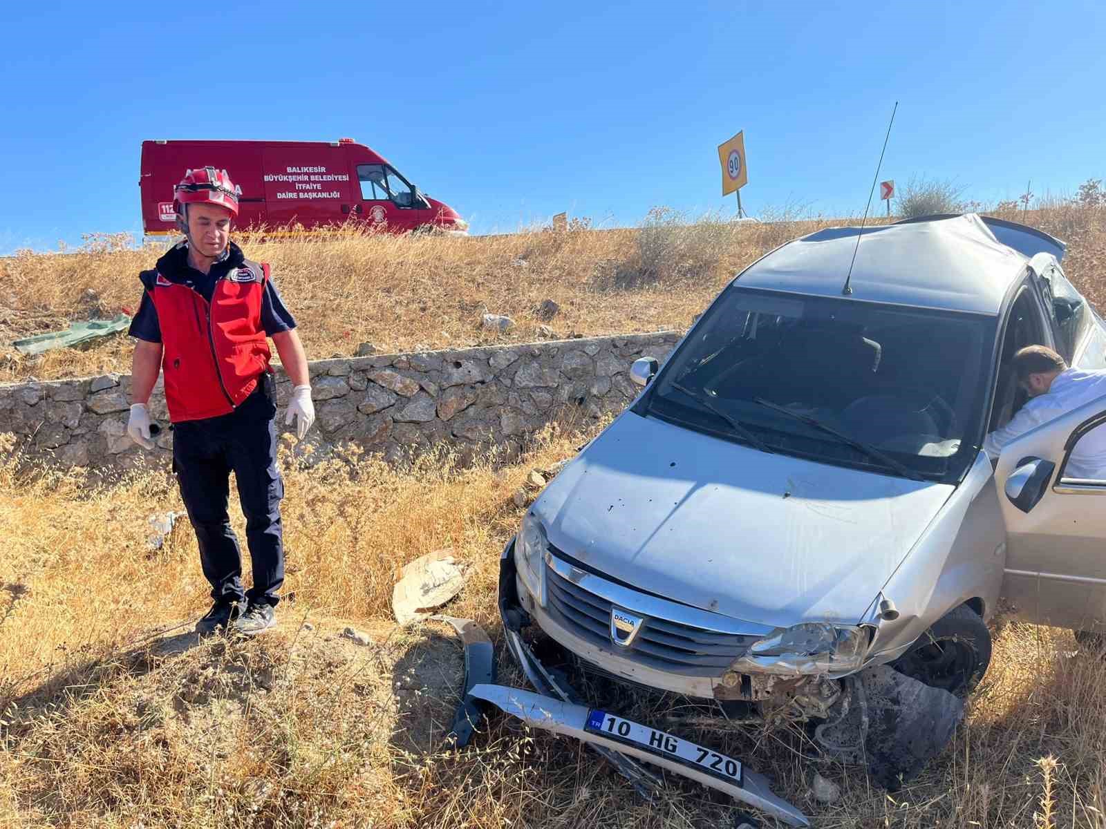 Balıkesir’de otomobil tarlaya uçtu; 2 yaralı
