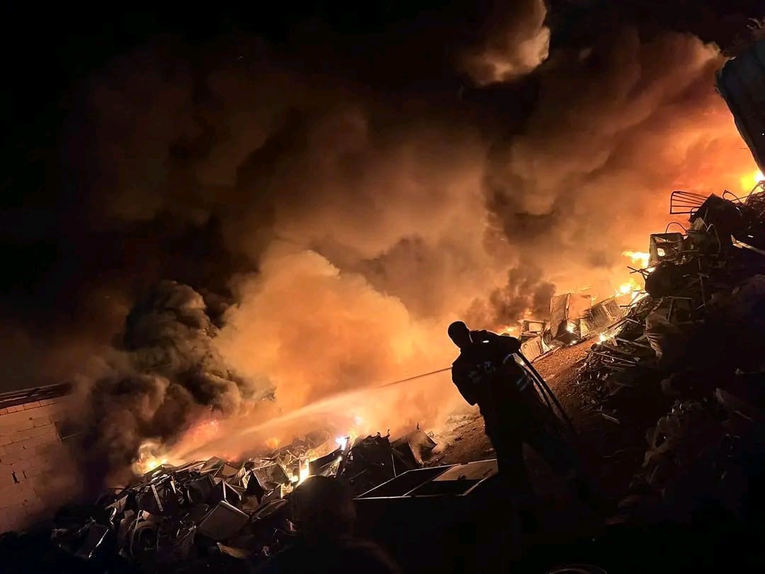 Alevlere teslim olan hurdalık alanda çıkan yangın geceyi aydınlattı