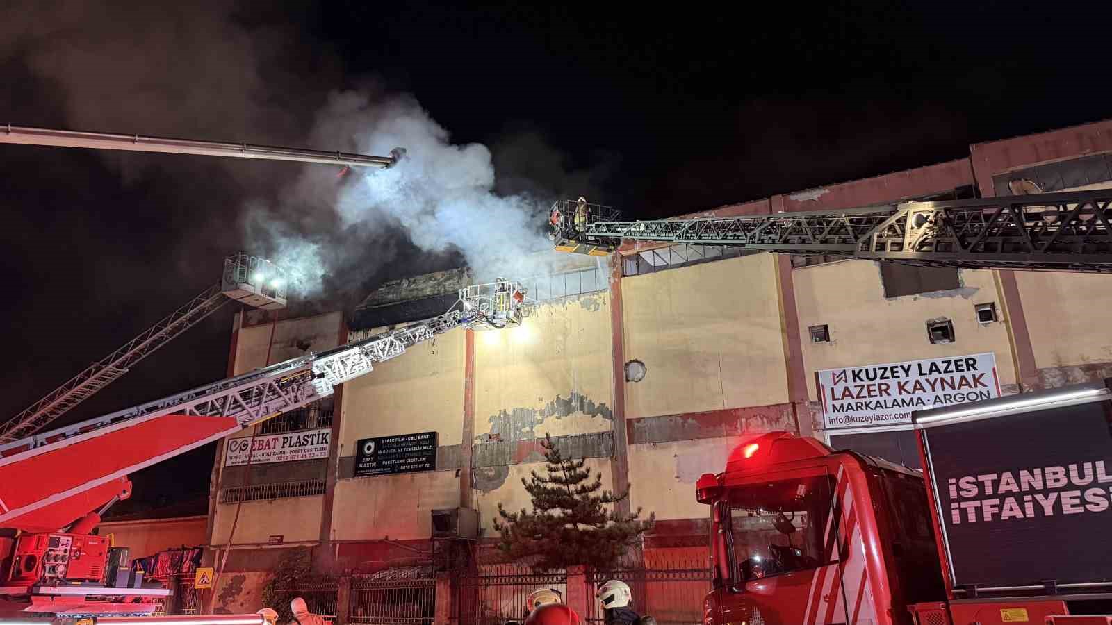 Başakşehir’de 2 katlı plastik atölyesinde korkutan yangın
