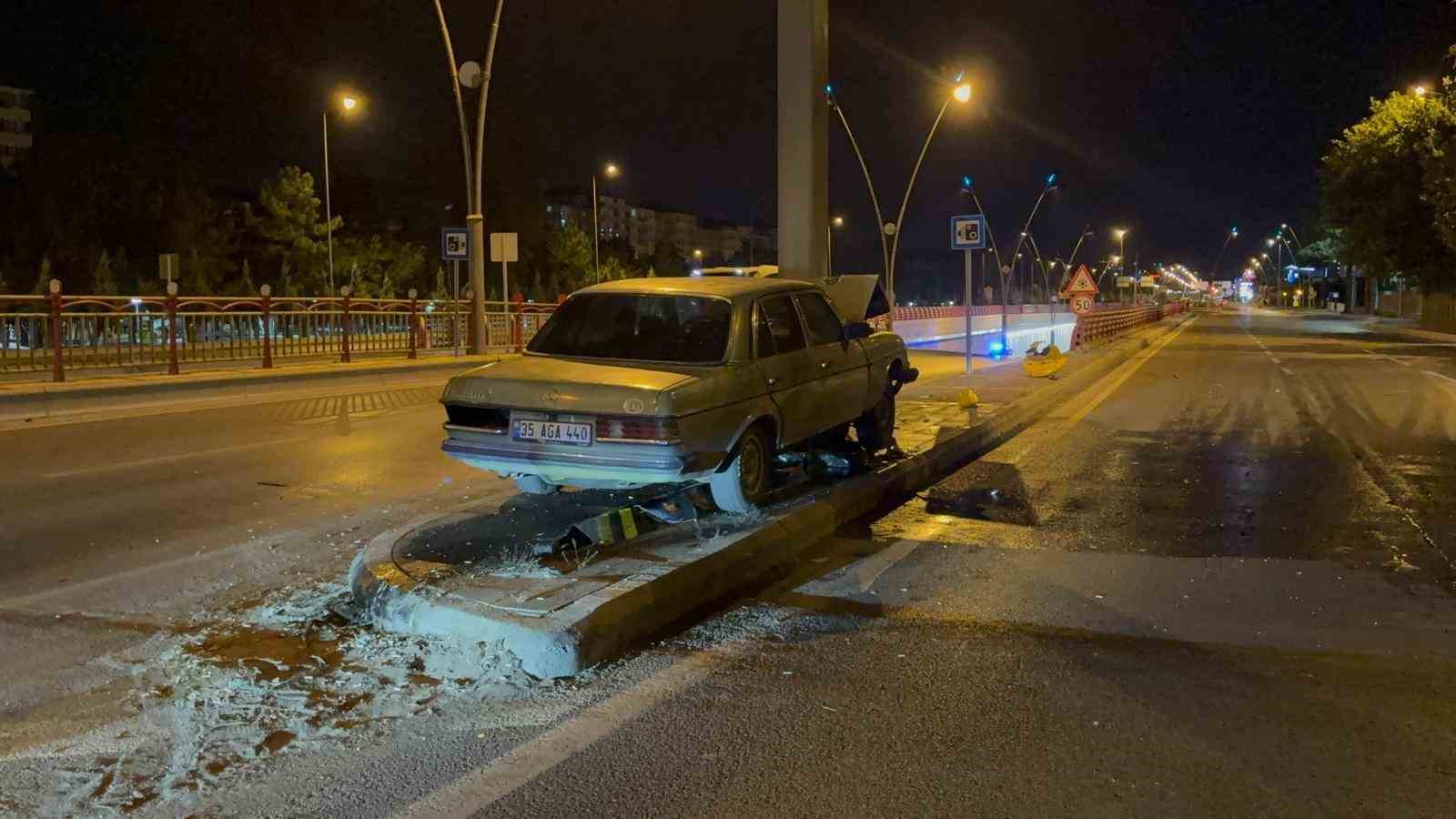 Klasik otomobil direğe ok gibi saplandı: 1 ağır yaralı