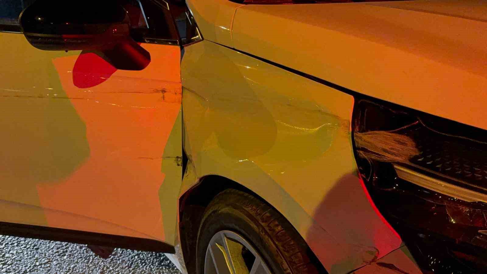 Sıkışmalı trafik kazası ihbarı, ekipleri harekete geçirdi: 3 yaralı
