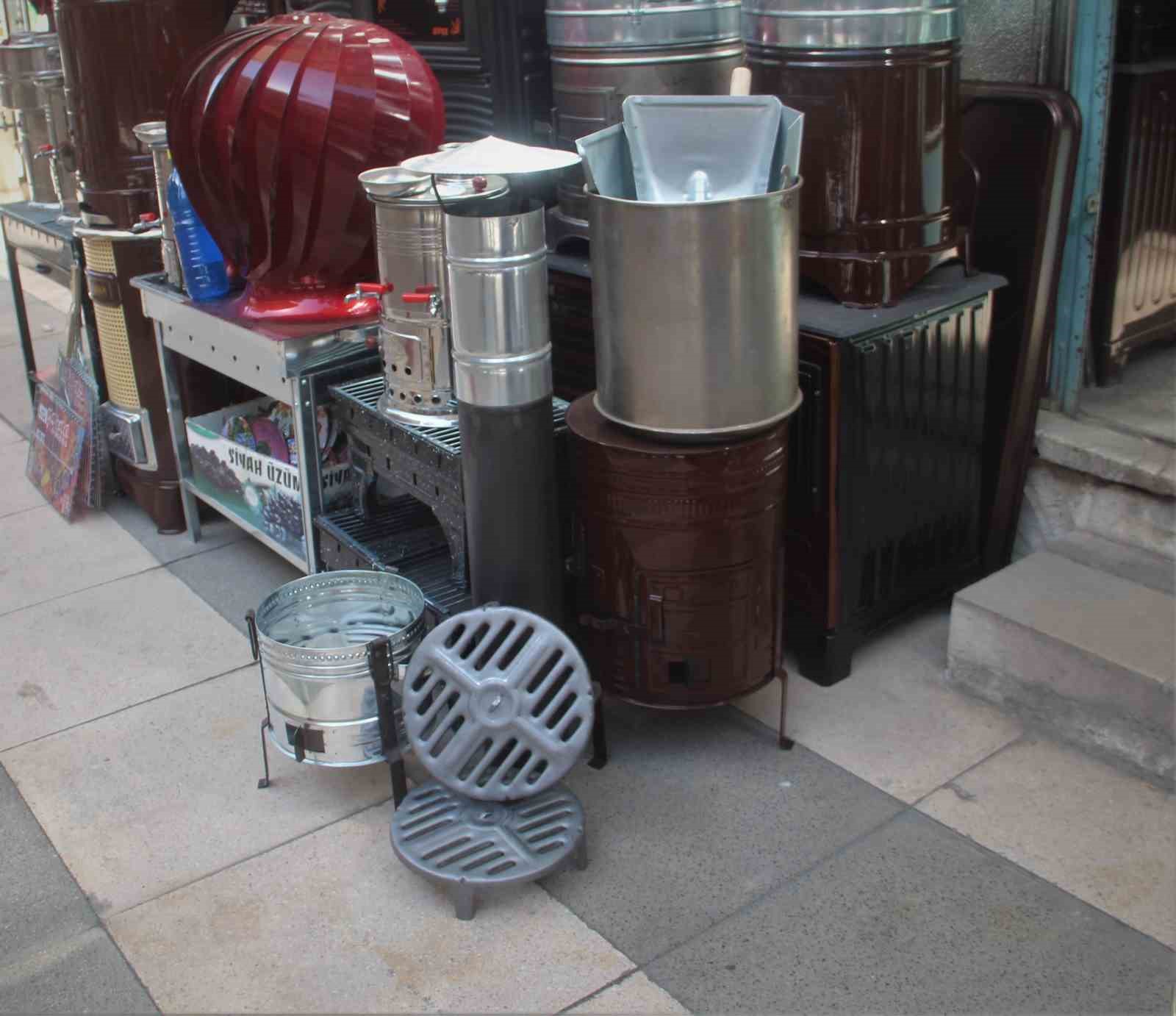 Erzincan’da havaların soğumasıyla birlikte sobalara rağbet başladı