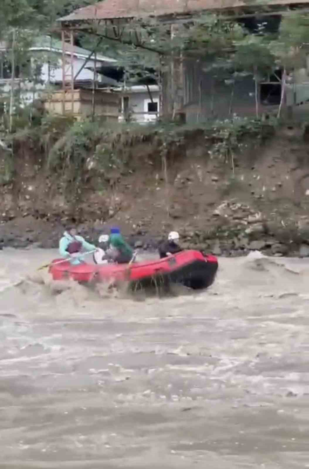 Sel onların neyine Fırtına’da rafting şahane