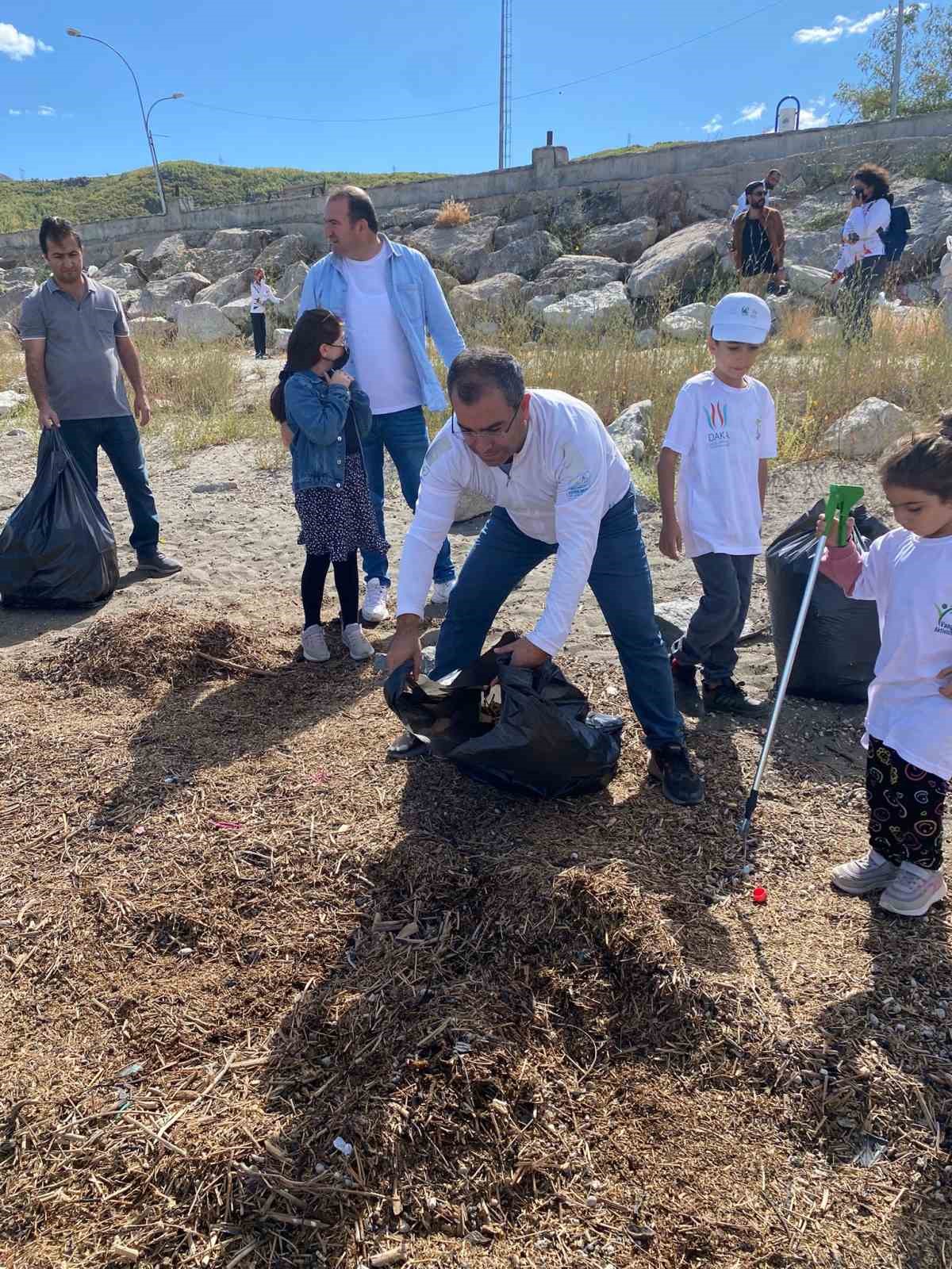 Doğaseverler Van G&ouml;l&uuml; sahilini temizledi
