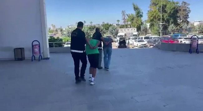Arkadaşı nöbet tuttu, kendisi camdan girdiği konteynerden 30 saniye içerisinde laptop çaldı
