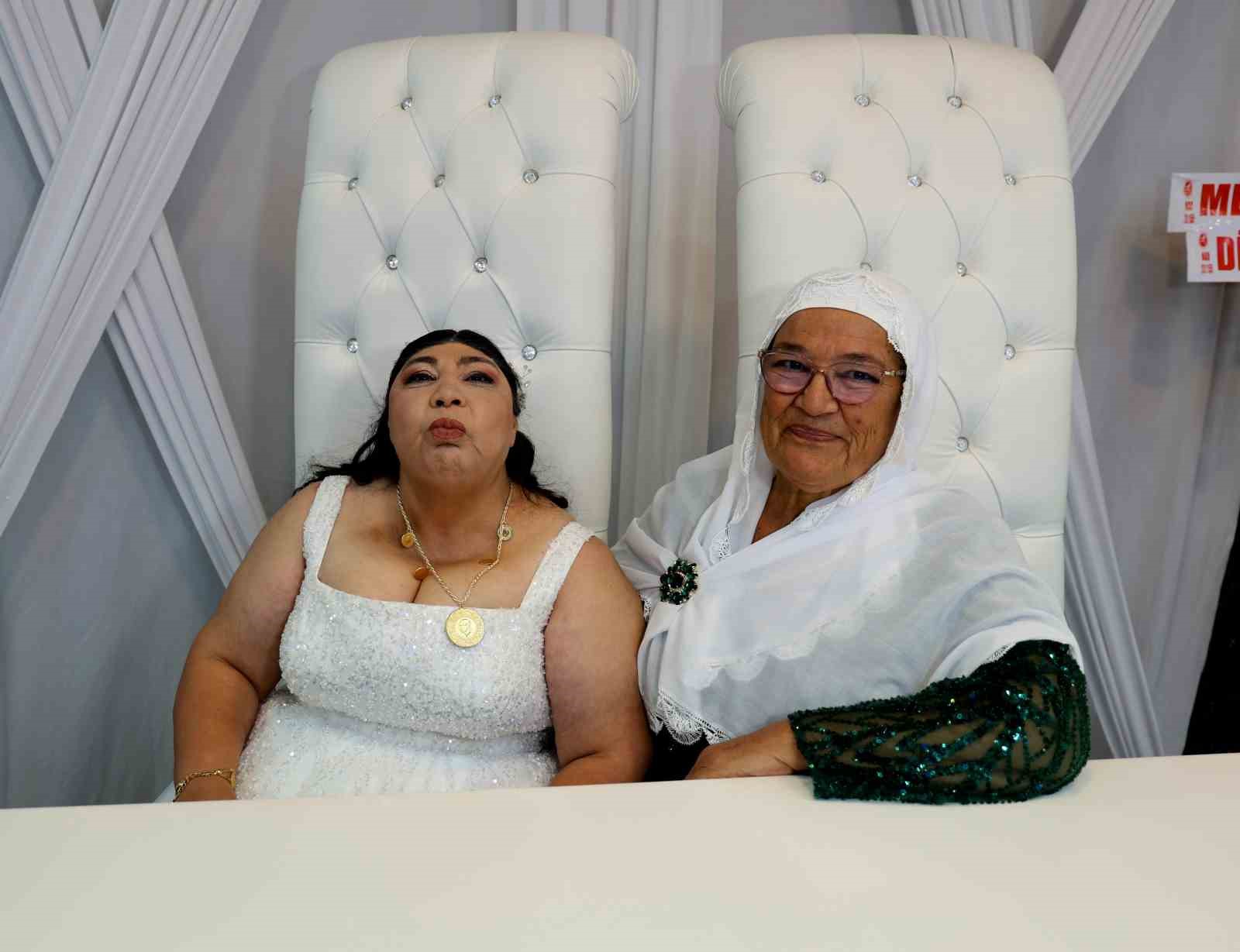 Zihinsel engelli kadının hayali temsili d&uuml;ğ&uuml;nle ger&ccedil;ekleşti: Ağabeyler g&ouml;zyaşlarını tutamadı
