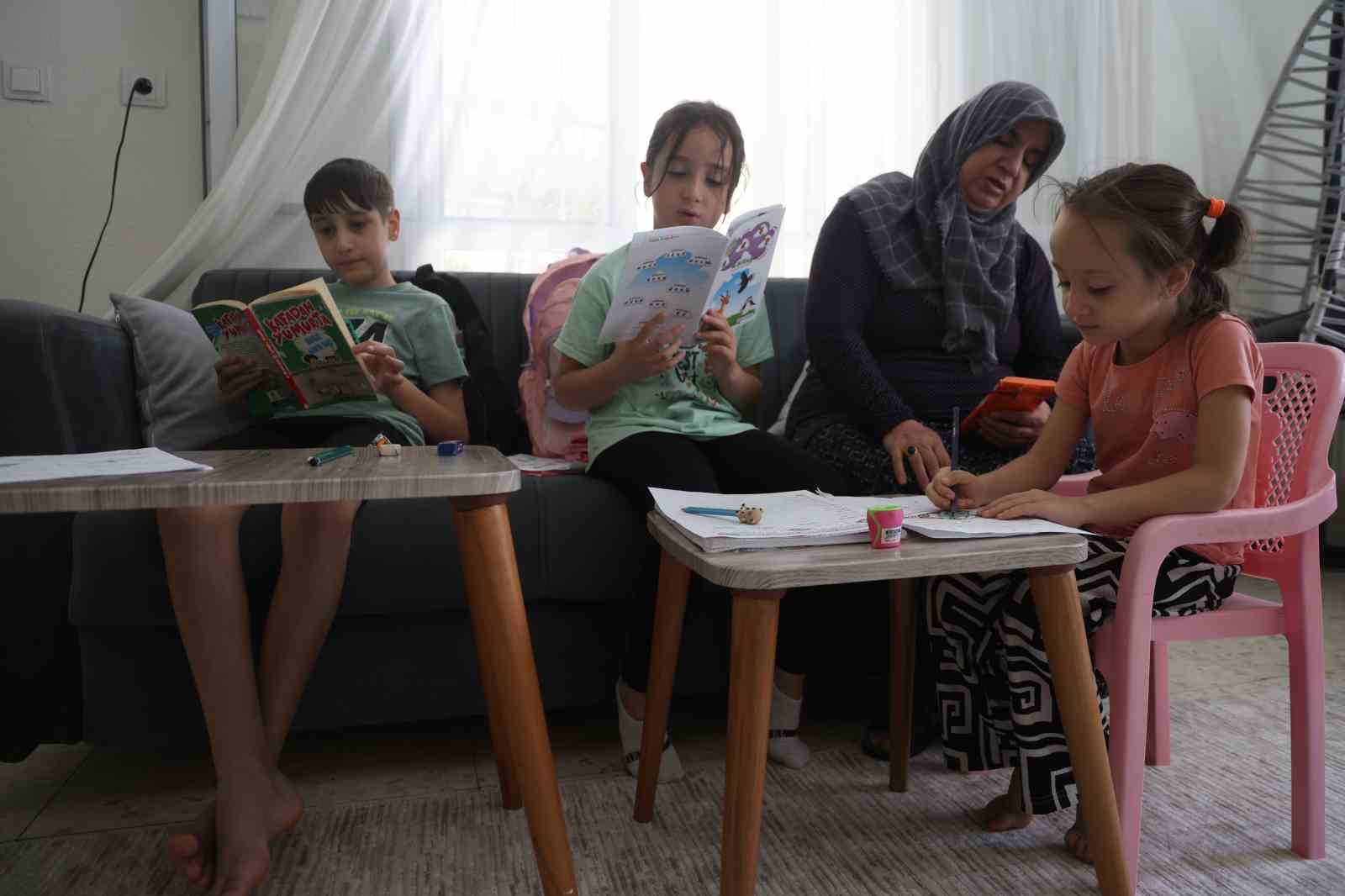 Vefakar anneanne; depremde vefat eden kızının ve damadının emaneti olan 3 torunuyla hayata tutundu
