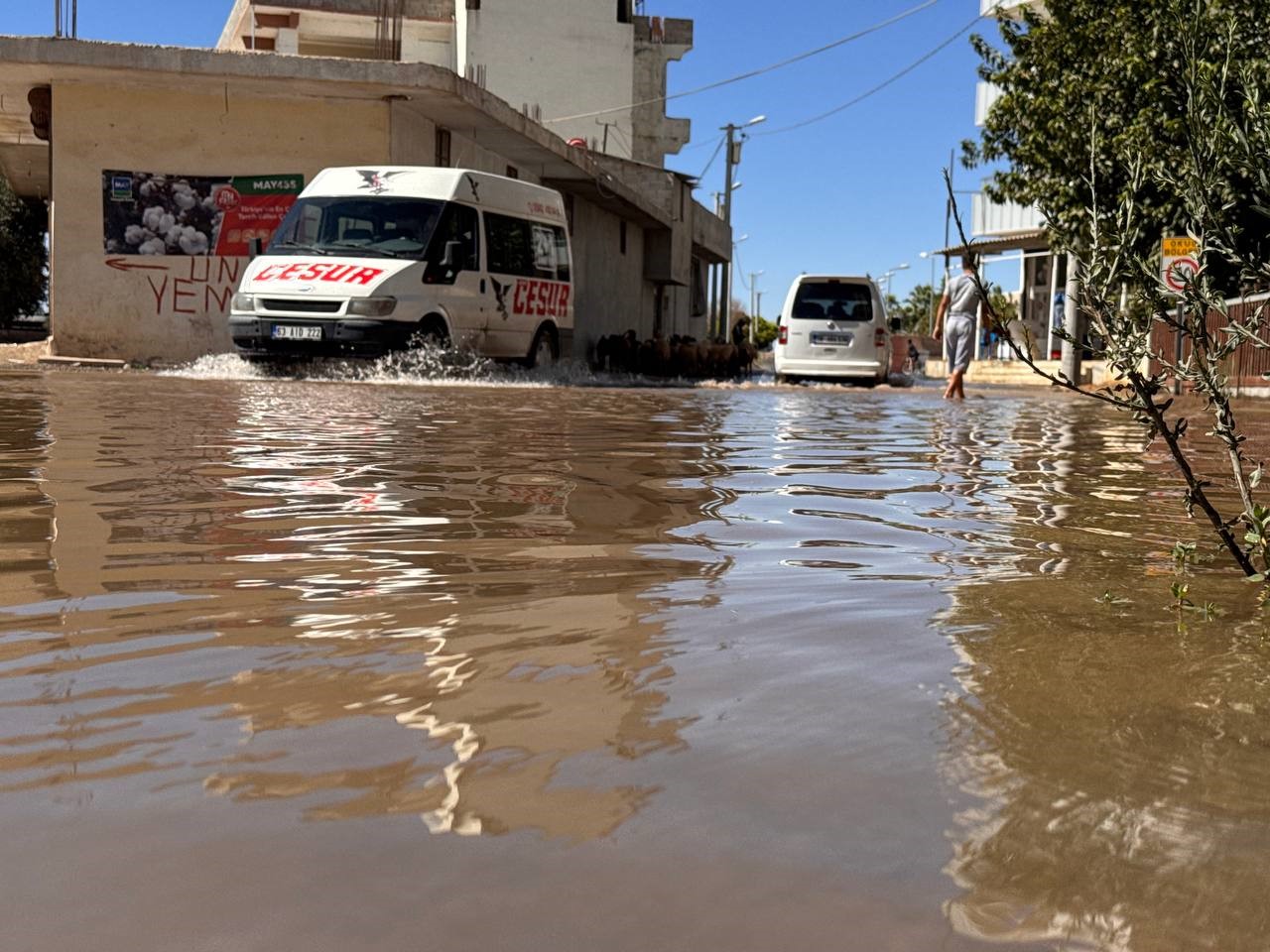 Tarımsal sulama suyu caddeleri göle çevirdi
