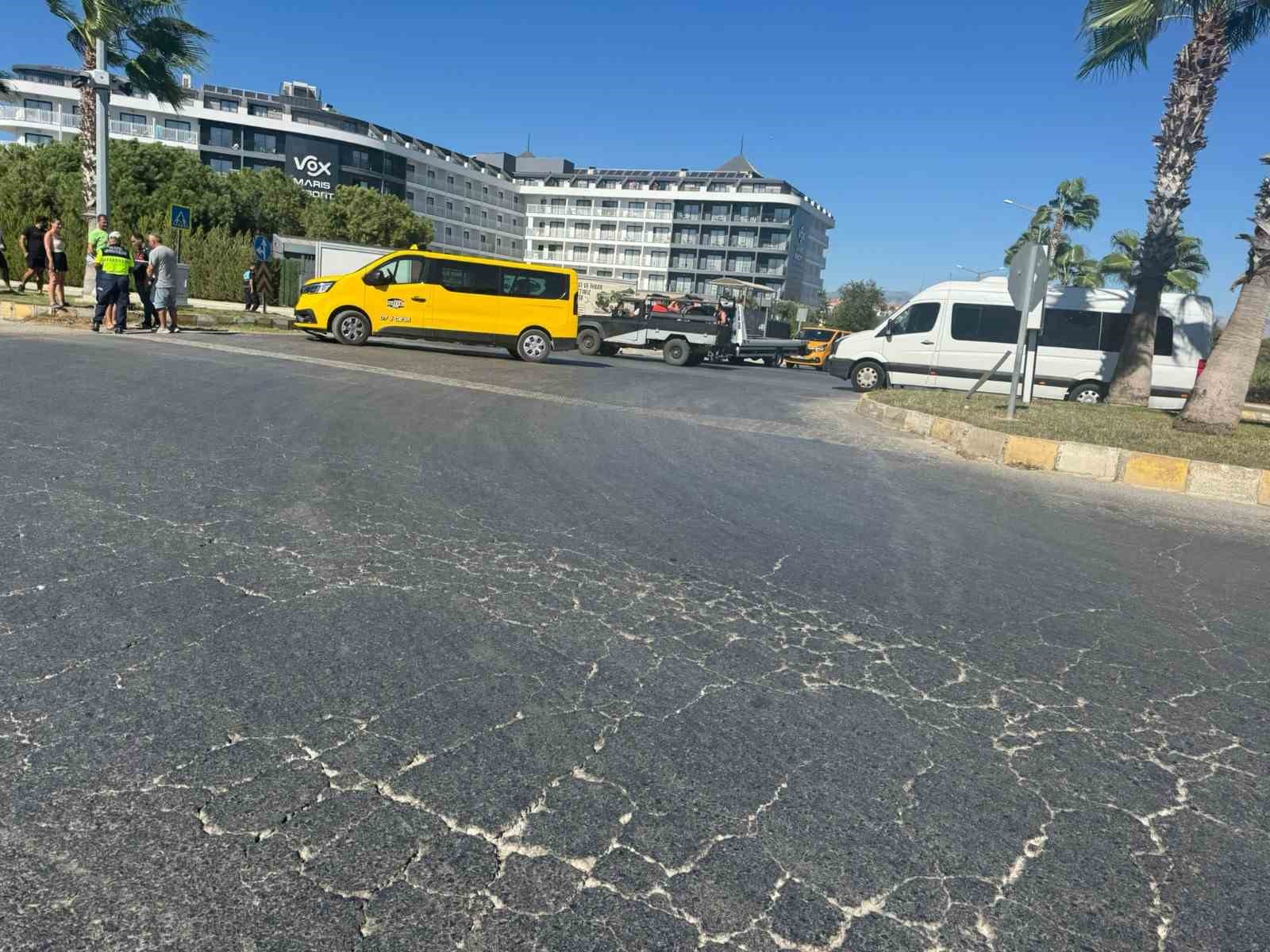 Elektrikli bisiklete ticari taksi çarptı, 3 Alman vatandaşı yaralı