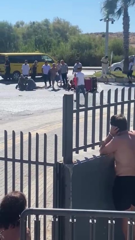 Elektrikli bisiklete ticari taksi çarptı, 3 Alman vatandaşı yaralı
