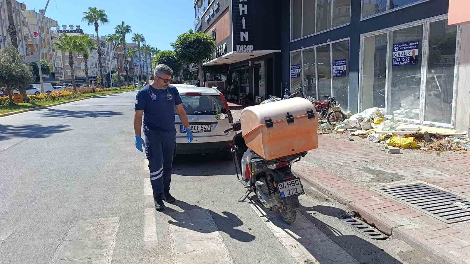 Yayalara yol veren otomobile arkadan çarpan motosiklet sürücüsü yaralandı