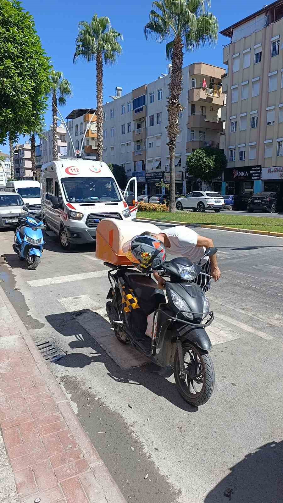 Yayalara yol veren otomobile arkadan çarpan motosiklet sürücüsü yaralandı
