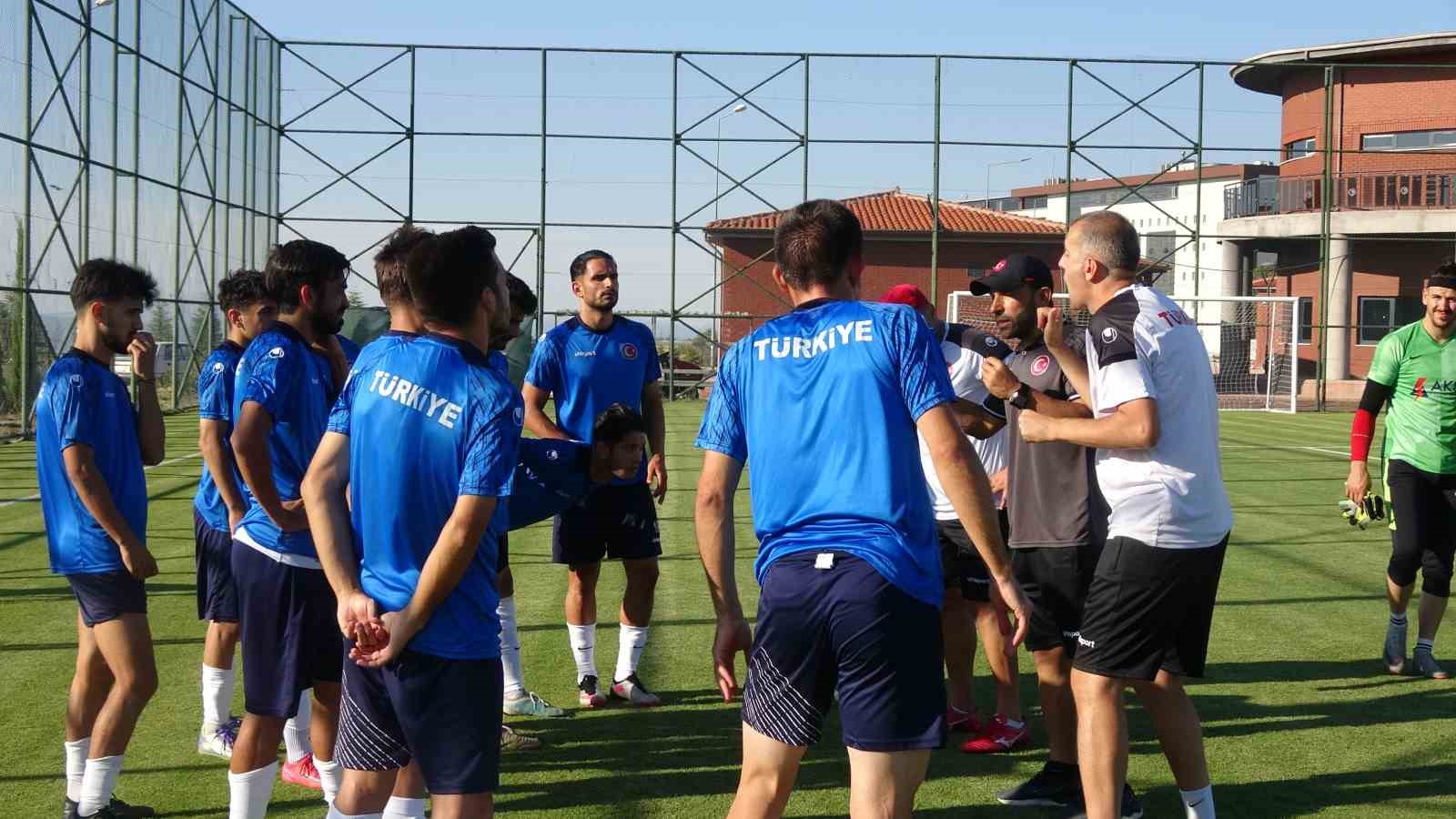 Anne ve babasının sesi oldu, şimdi ise ay-yıldızlı forma i&ccedil;in &ccedil;alışıyor
