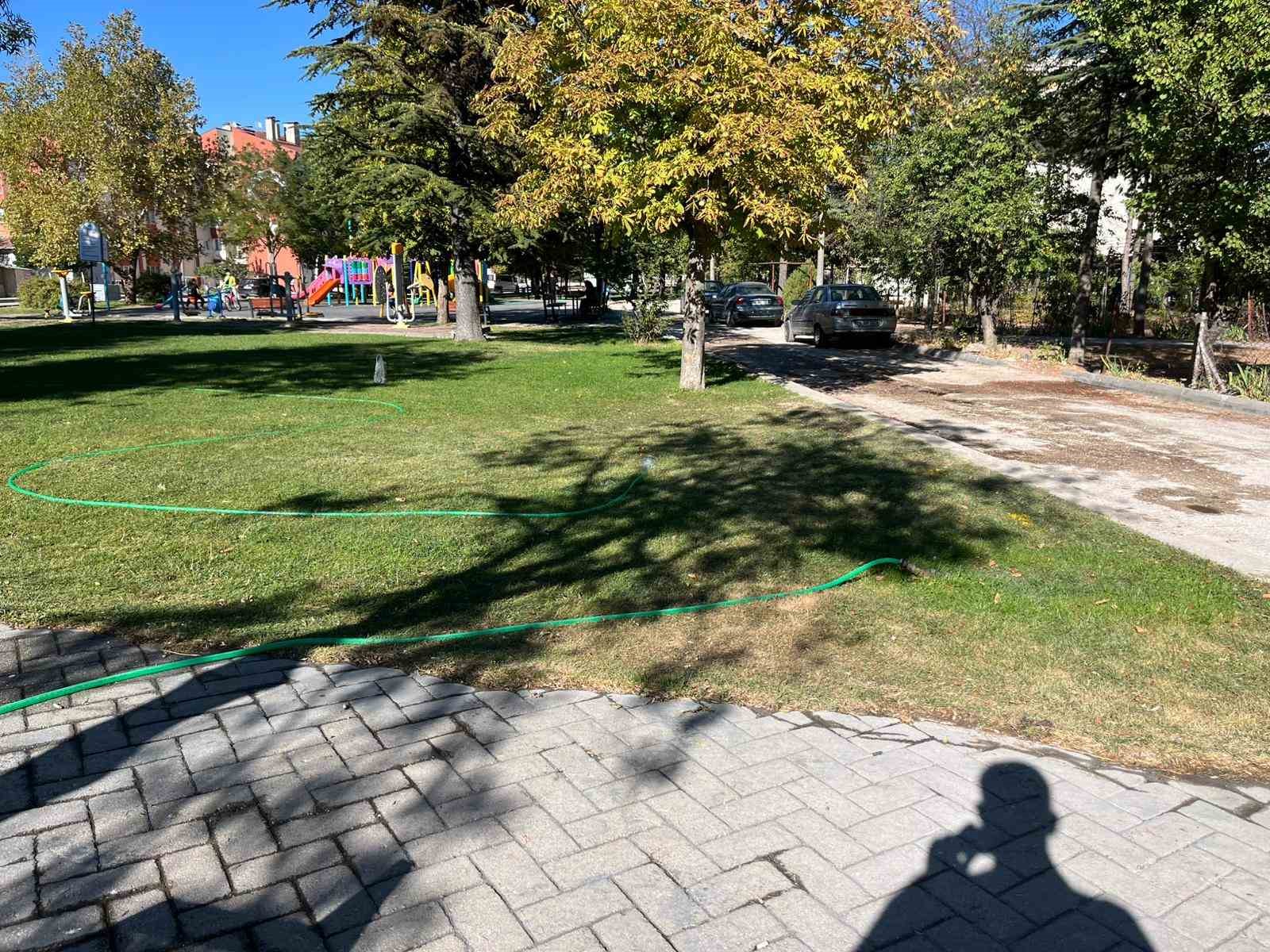 Park sulama hortumundan boşa akan su israfa yol a&ccedil;tı
