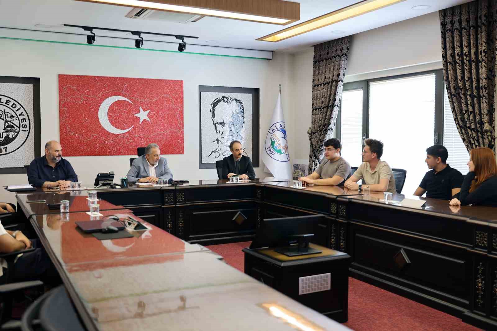 Talas&rsquo;ın k&uuml;t&uuml;phanelerinde &uuml;niversiteyi kazandılar, Başkan Yal&ccedil;ın&rsquo;a teşekk&uuml;re geldiler
