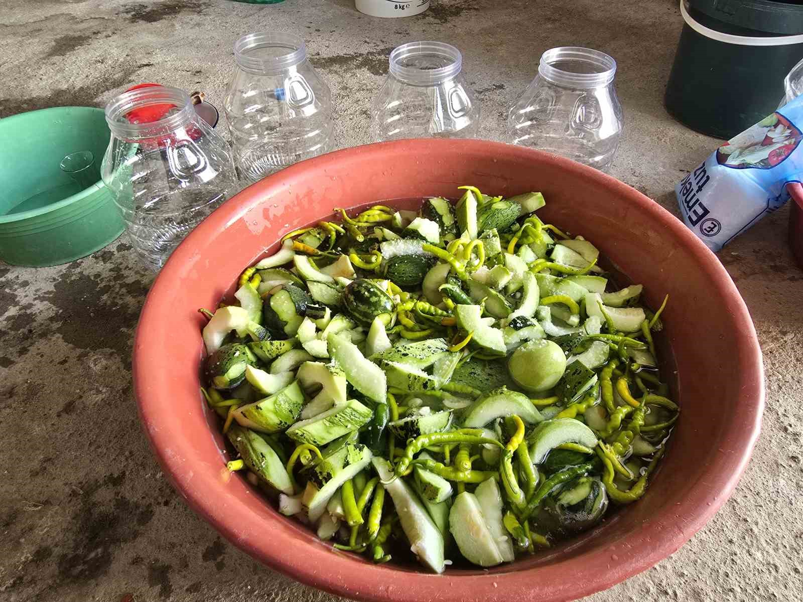 Kış hazırlıkları başladı turşu ve biberler kilerlerde yerini aldı