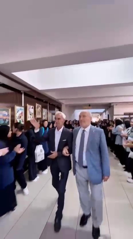 Öğretmenliğe sürpriz ile veda etti
