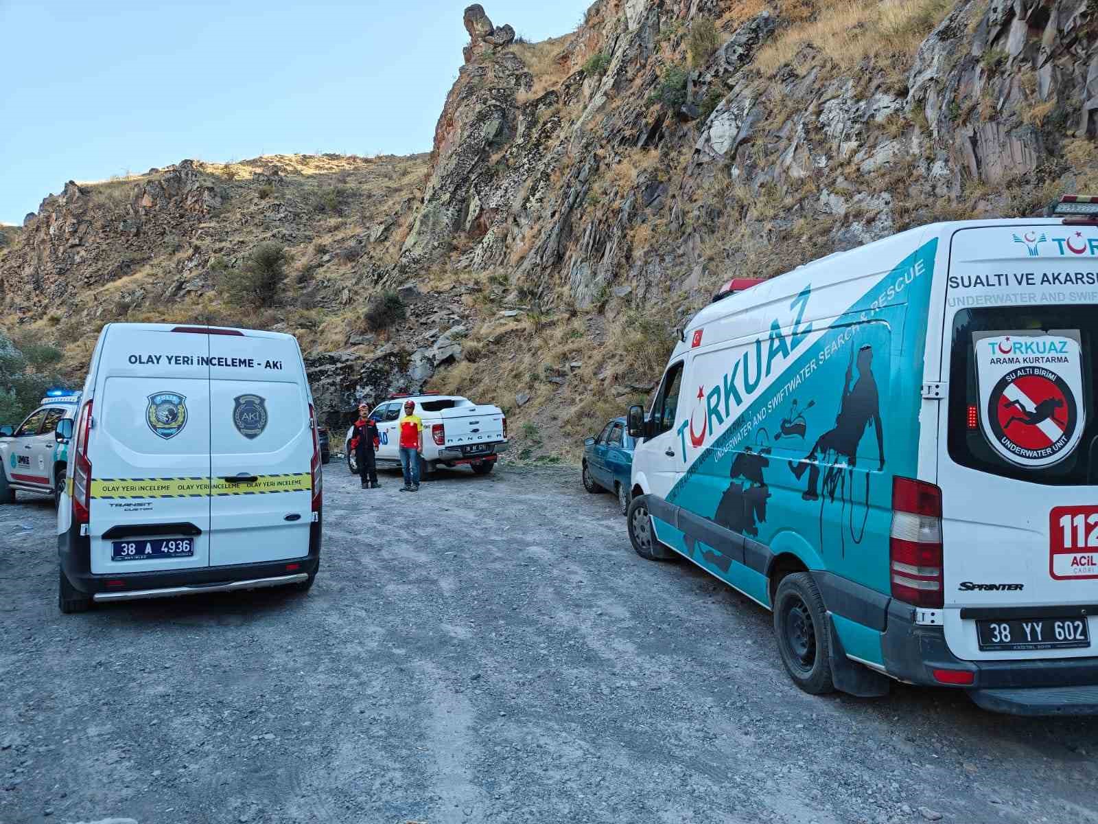 Kayalıklardan düşen dağcı hayatını kaybetti
