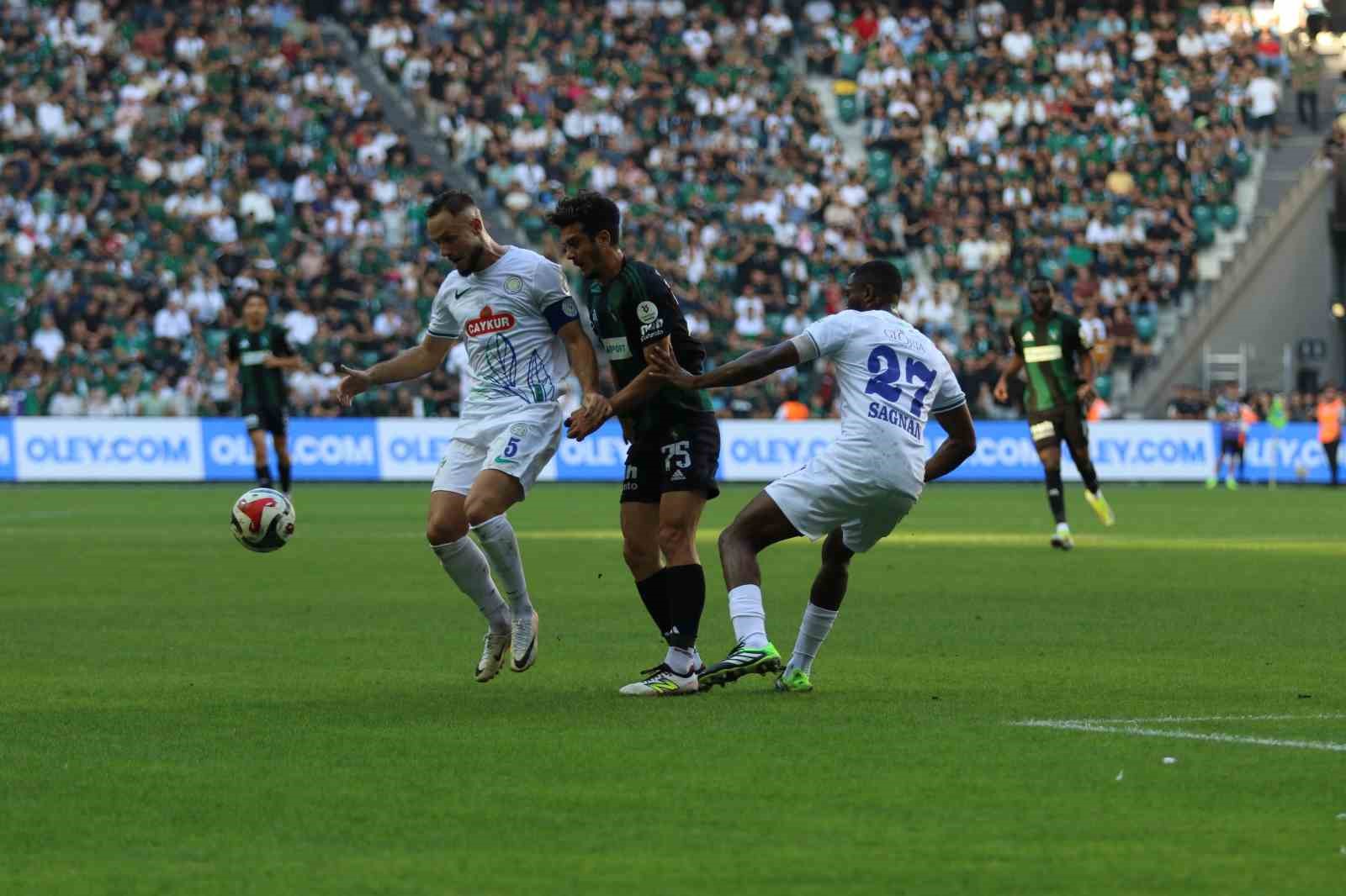 Trendyol Süper Lig: Kocaelispor: 1 - Çaykur Rizespor: 1 (İlk yarı)
