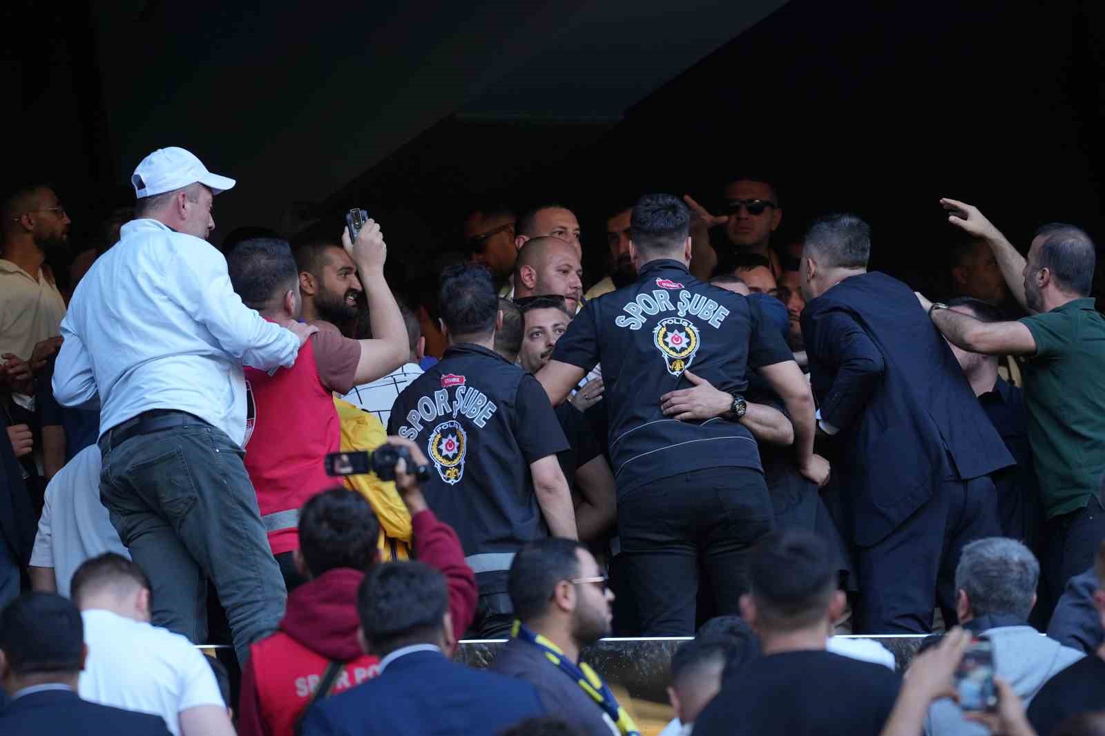 Fenerbahçe seçiminde tribünlerde gerginlik