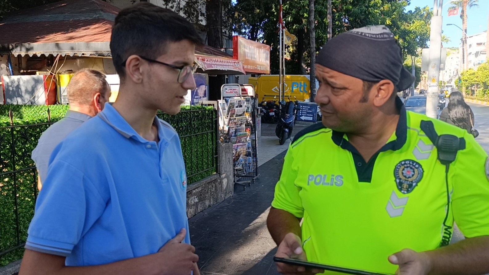 Kargo şubesinden ehliyeti aldı, sevincini  kapı &ouml;n&uuml;ndeki trafik polisiyle paylaştı
