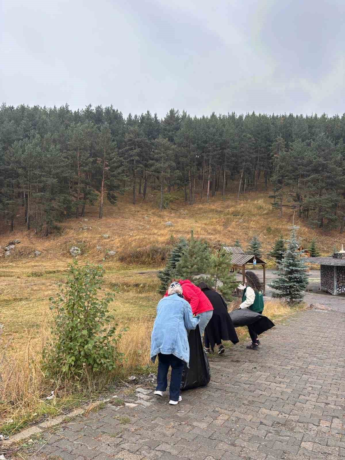 Sarıkamış’ta gençler çevre temizliği yaptı