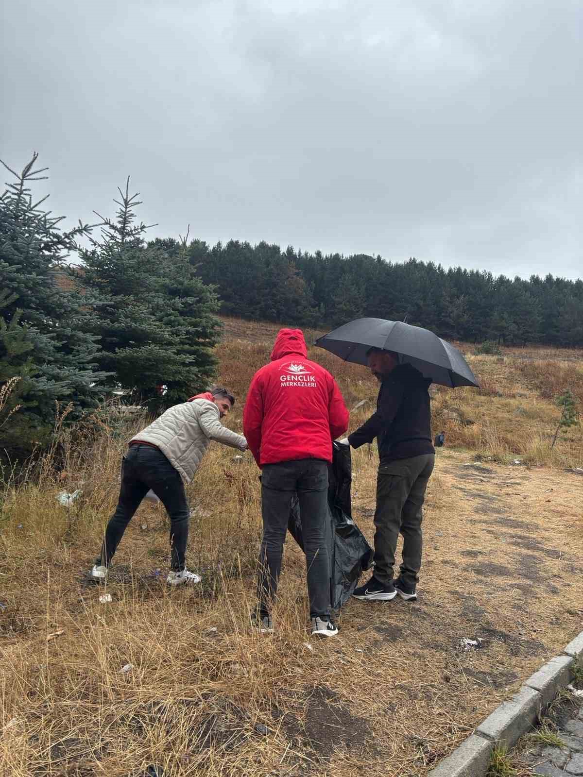 Sarıkamış&rsquo;ta gen&ccedil;ler &ccedil;evre temizliği yaptı
