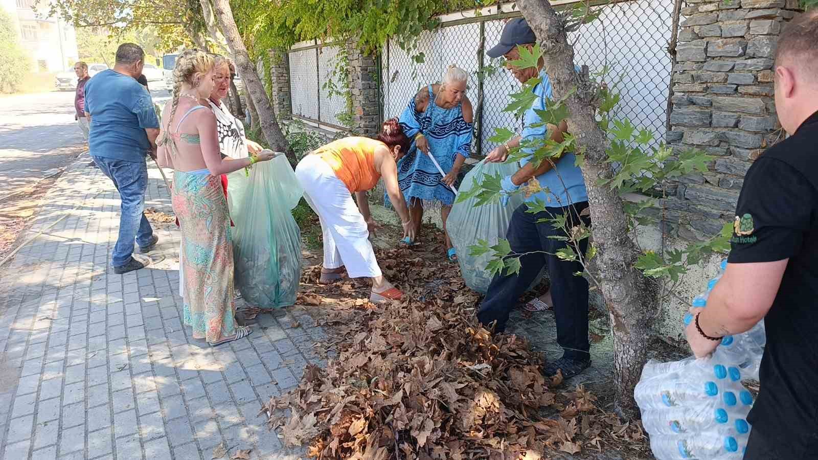 Turistler yangın sonrası otel çevresindeki kurumuş ot ve yaprakları temizledi