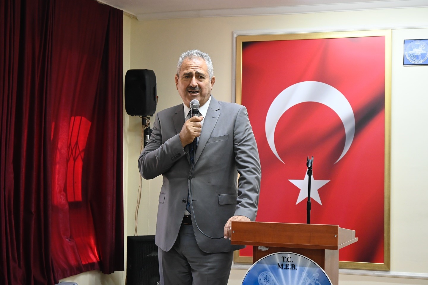 Kuşadası&rsquo;nda hayırsever iş insanına eğitime destek plaketi
