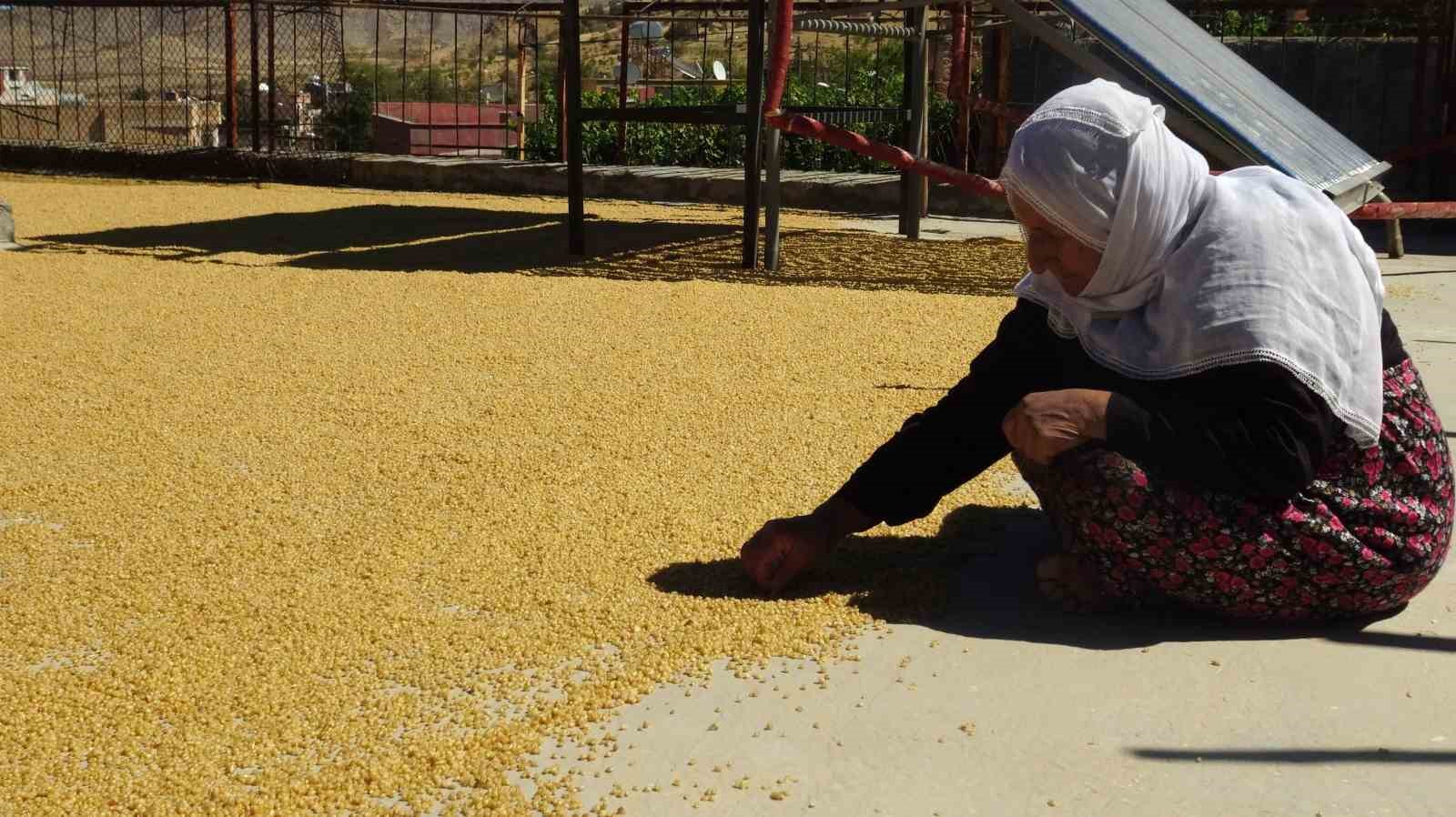 Gercüş’te yüzyıllardır devam eden bulgur kaynatma geleneği devam ediyor