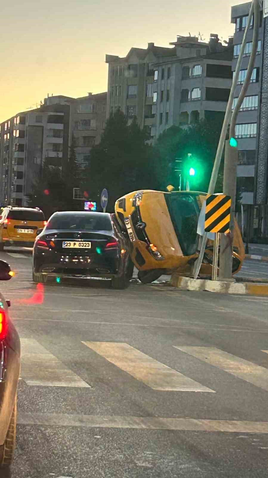 Elazığ’da ticari taksi ile otomobil çarpıştı: 2 yaralı