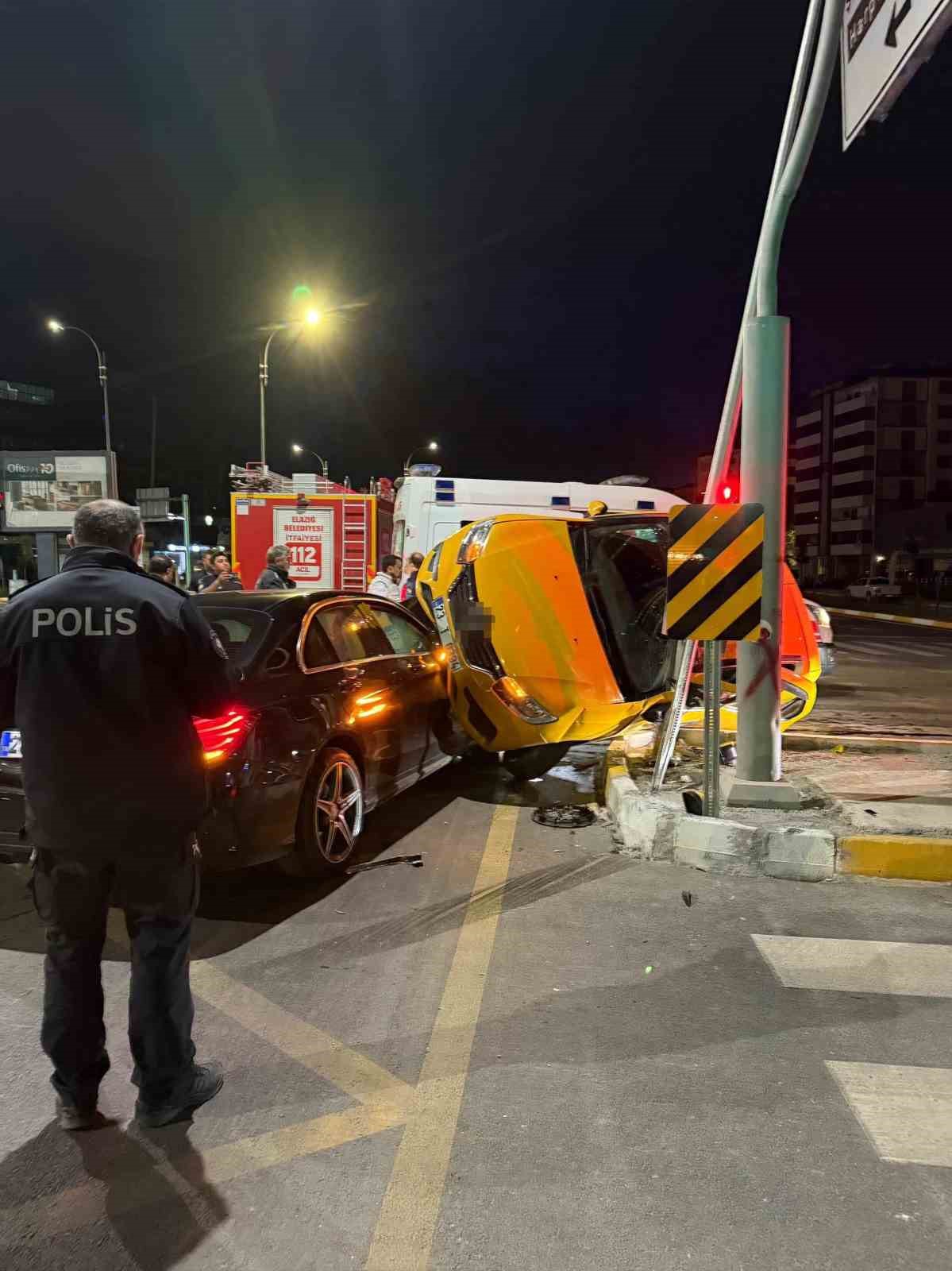 Elazığ’da ticari taksi ile otomobil çarpıştı: 2 yaralı