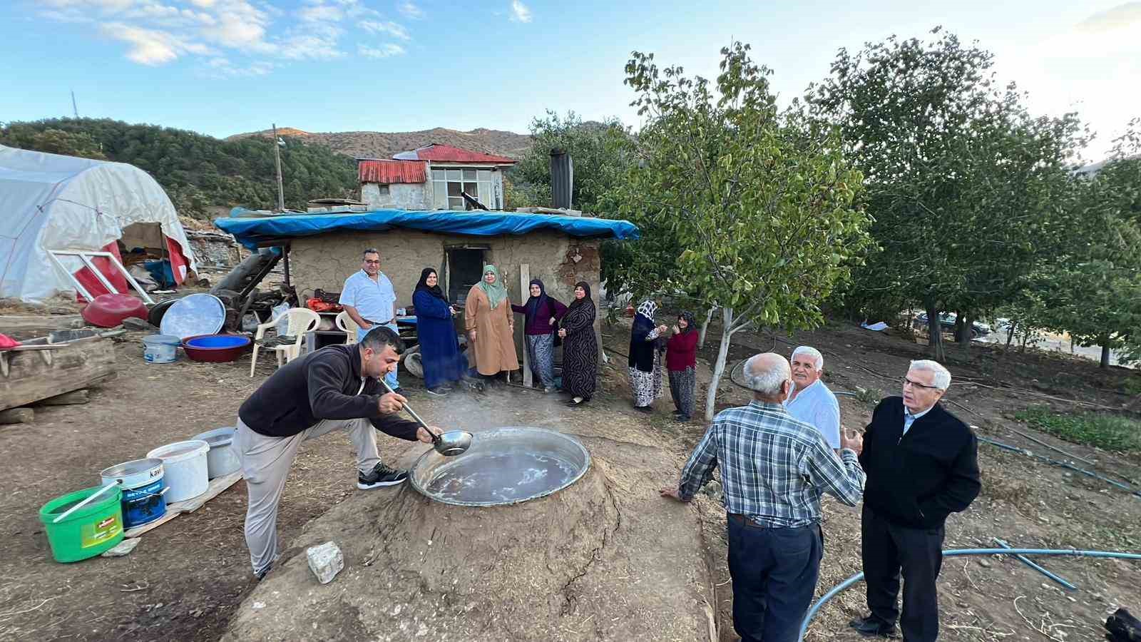 Ekin&ouml;z&uuml;&rsquo;nde bağ bozumu sonrası pekmez telaşı
