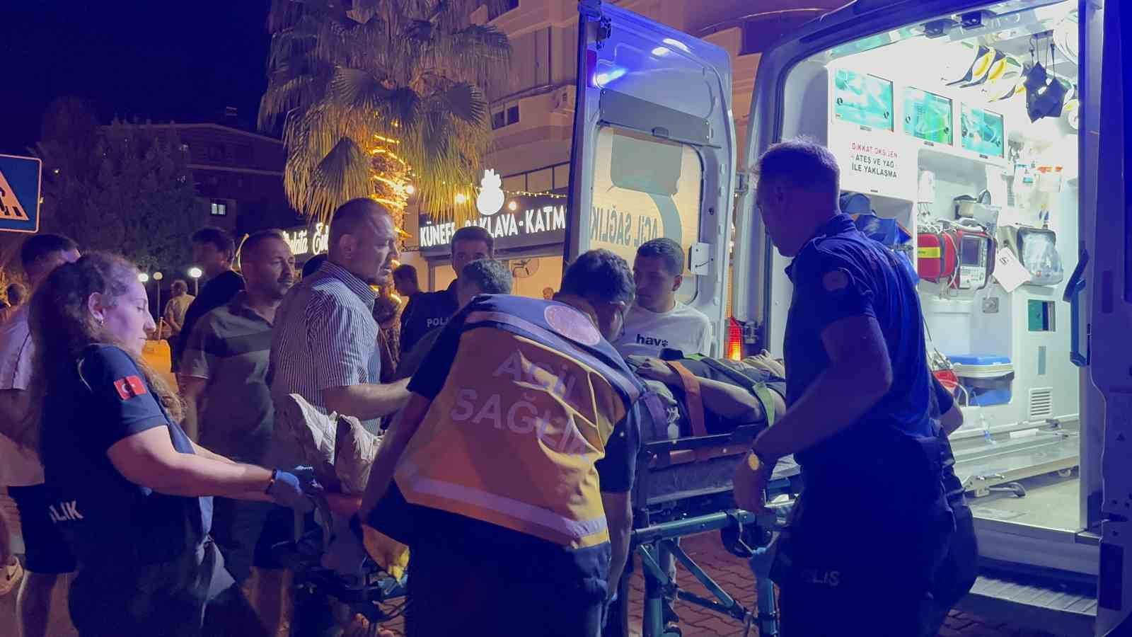 Otomobille çarpışan motosiklet sürücüsü kaldırıma savruldu: 1 yaralı