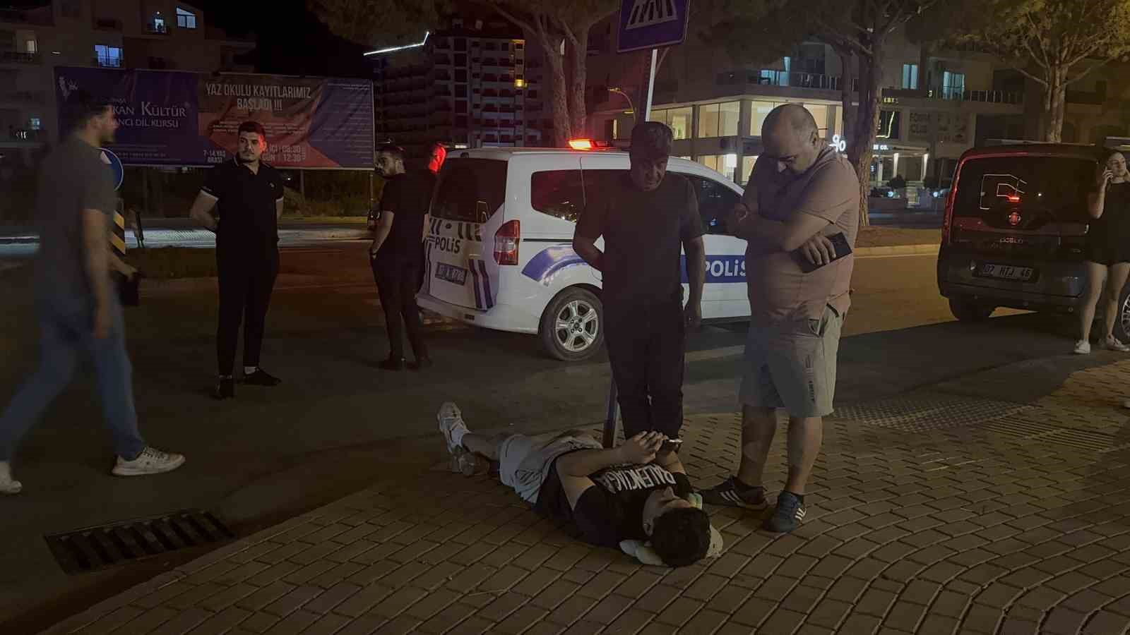 Otomobille çarpışan motosiklet sürücüsü kaldırıma savruldu: 1 yaralı