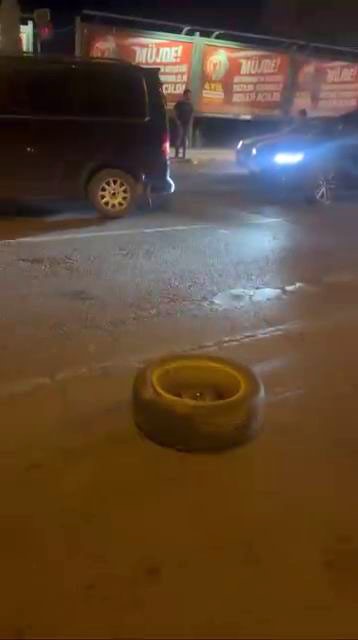 Aracın tekeri yola fırladı, zincirleme kazada 3 kişi yaralandı