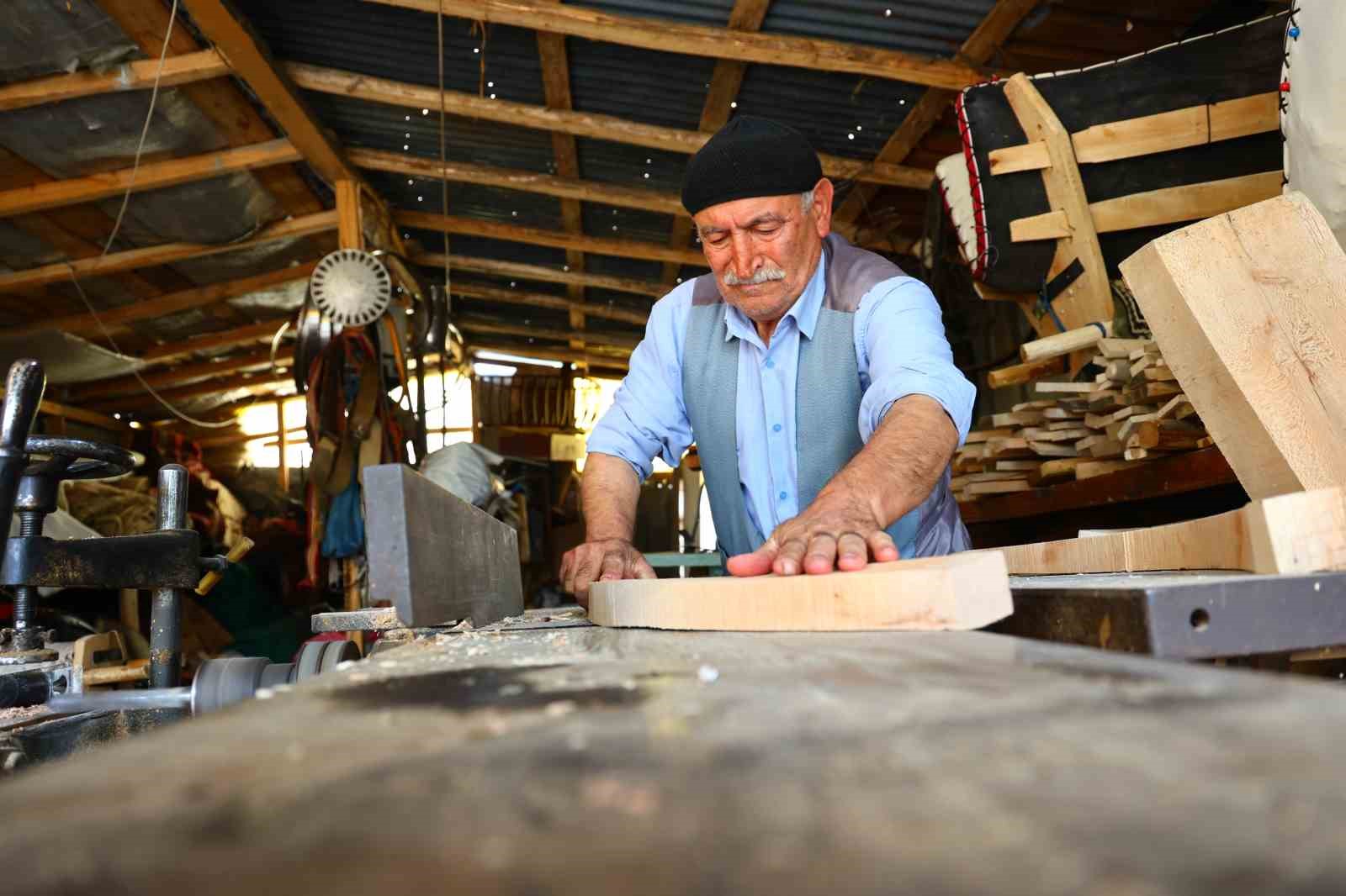 Teknolojiye ayak uydurdu unutulmaya yüz tutmuş semerciliği ayakta tutuyor