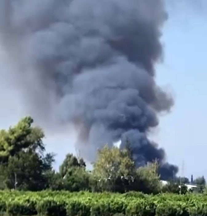 Geri d&ouml;n&uuml;ş&uuml;m fabrikasındaki yangına havadan da m&uuml;dahale başladı
