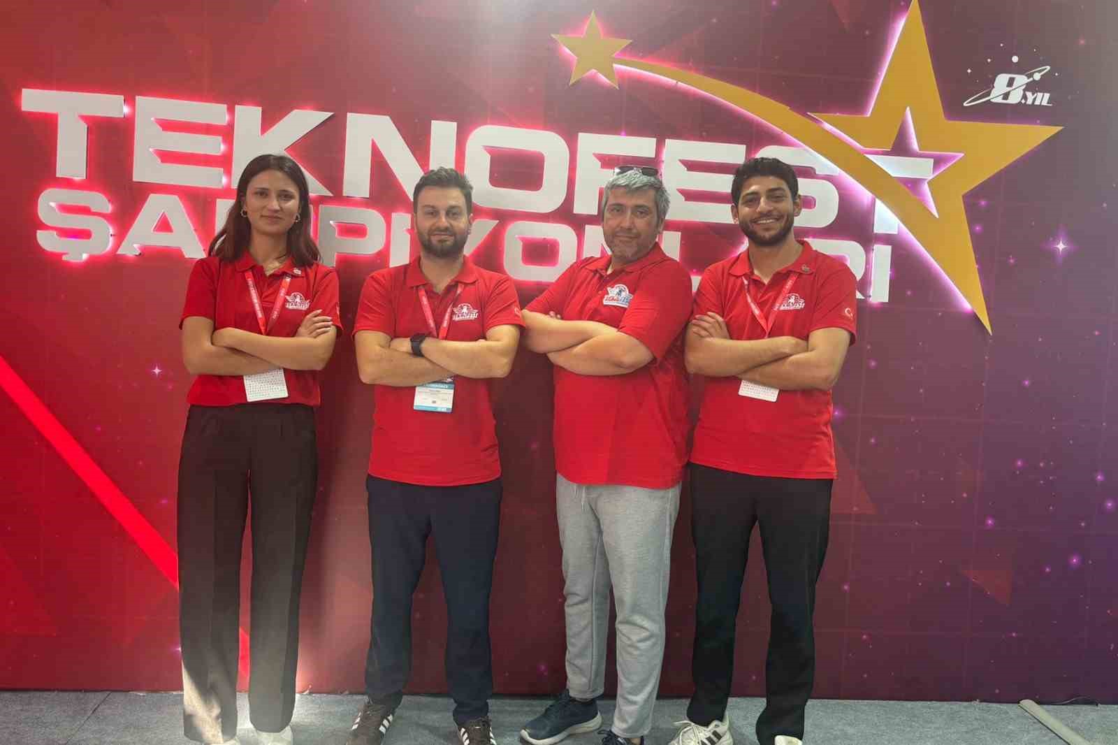 ALKÜ’lü TEKNOFEST birincileri ödülünü Cumhurbaşkanı Erdoğan’dan aldı
