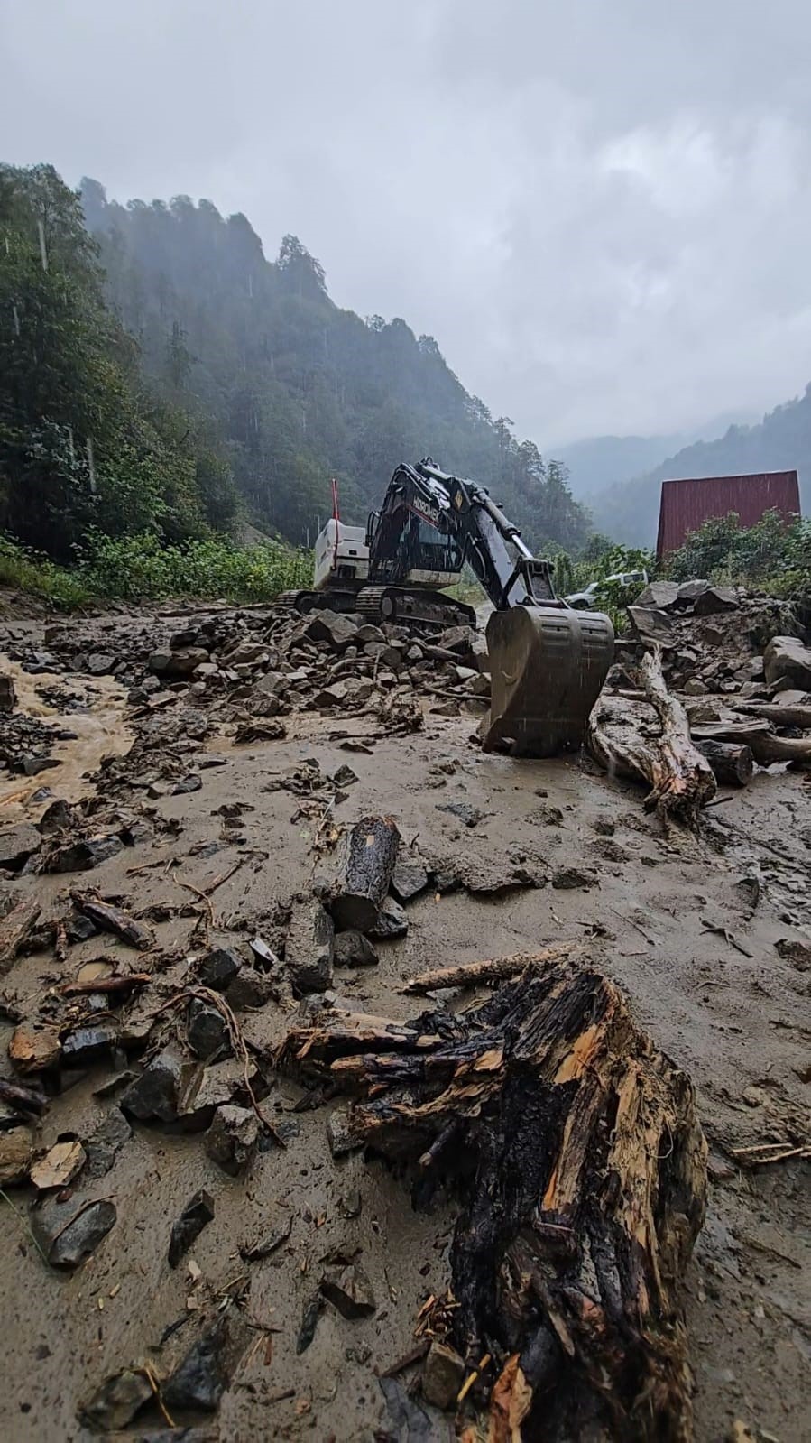 Deremezra köyü muhtarı Kuru yardım istiyor