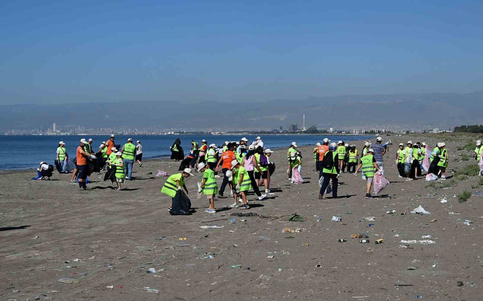 Mersin’de ’Dünya Temizlik Günü’nde sahiller çöpten arındı