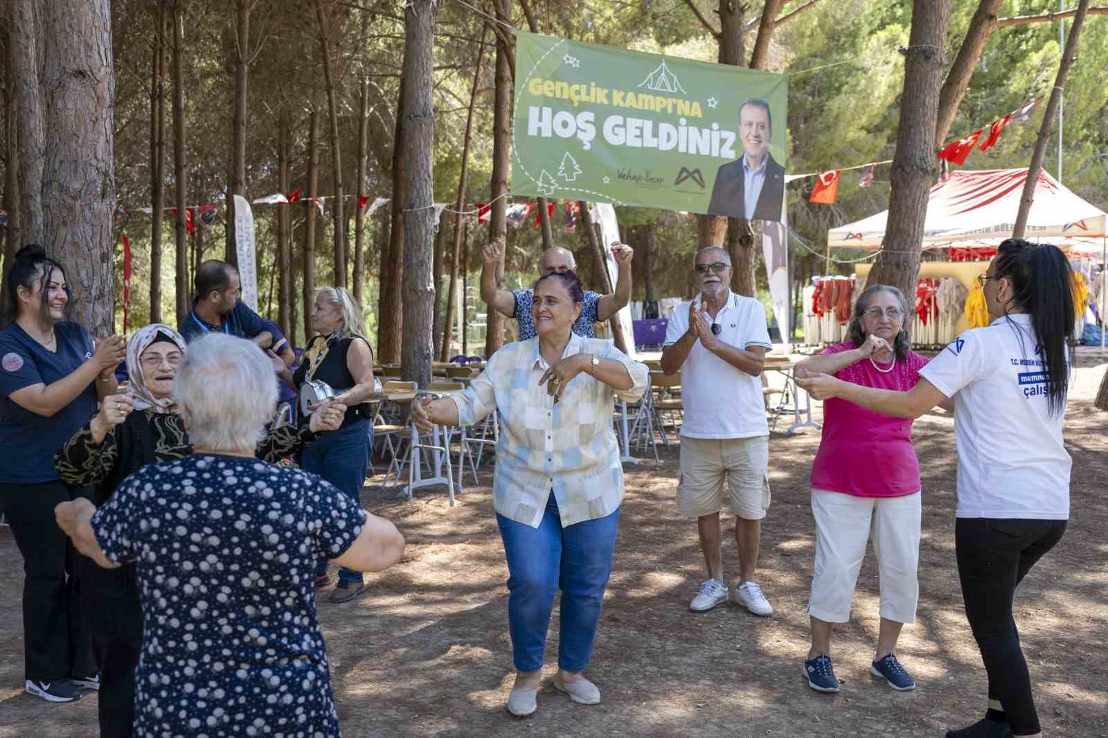 Alzheimer hastaları ve yakınları Tarsus Gen&ccedil;lik Kampında moral buldu
