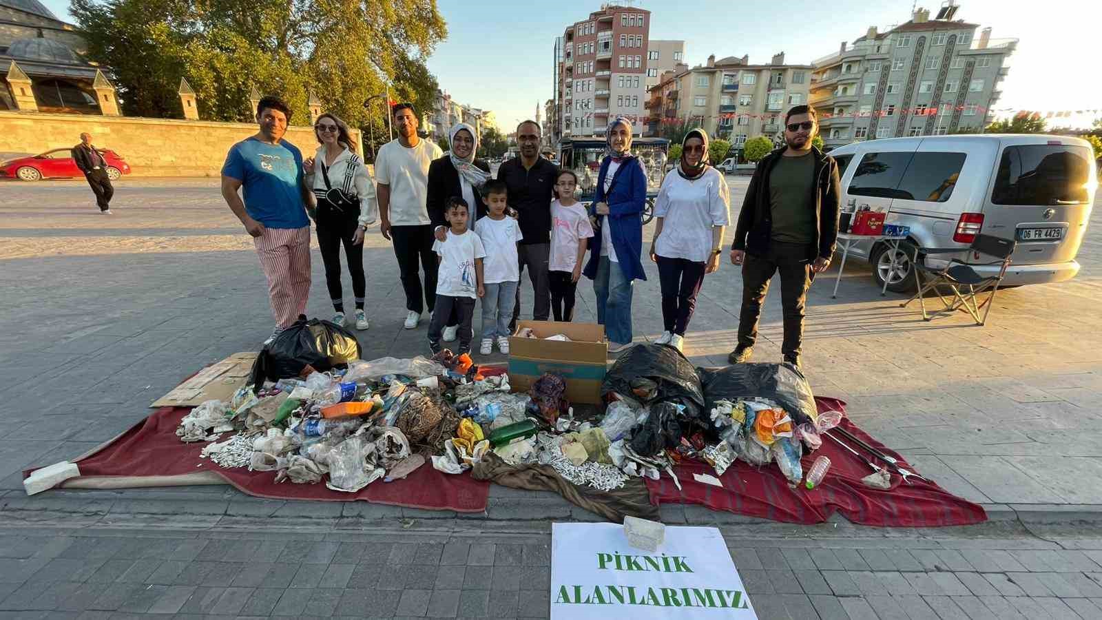 Mesire alanında topladığı çöpleri farkındalık için şehir meydanında sergiledi