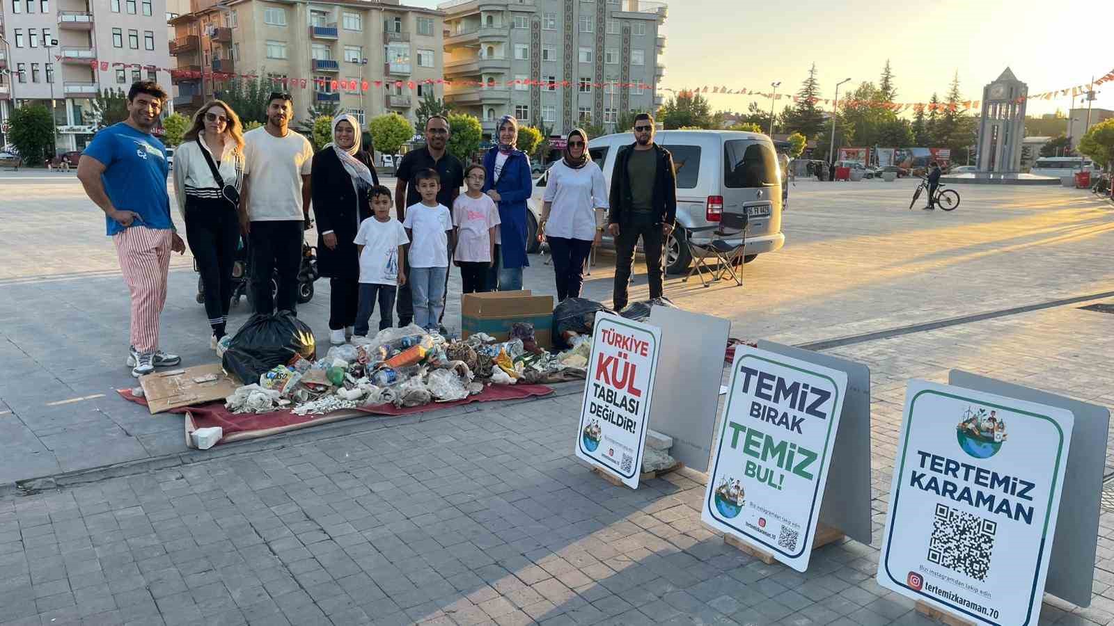 Mesire alanında topladığı &ccedil;&ouml;pleri farkındalık i&ccedil;in şehir meydanında sergiledi
