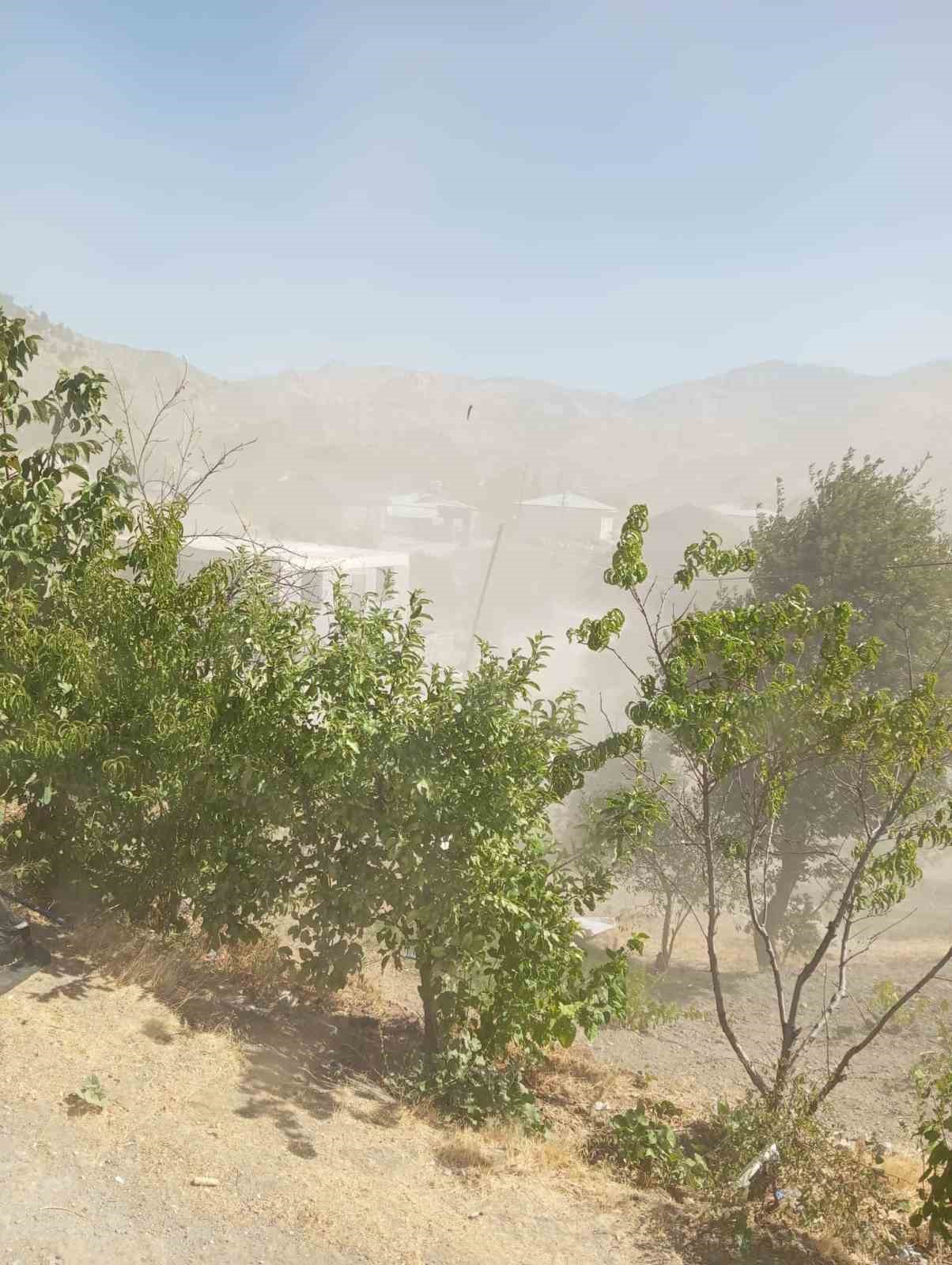 Şiddetli r&uuml;zgar konteyneri u&ccedil;urdu
