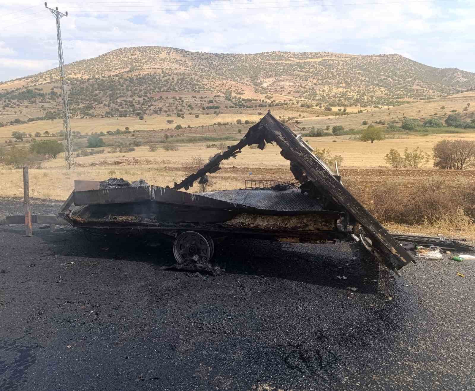 Gerc&uuml;ş&rsquo;te &ccedil;ekme karavan alev aldı
