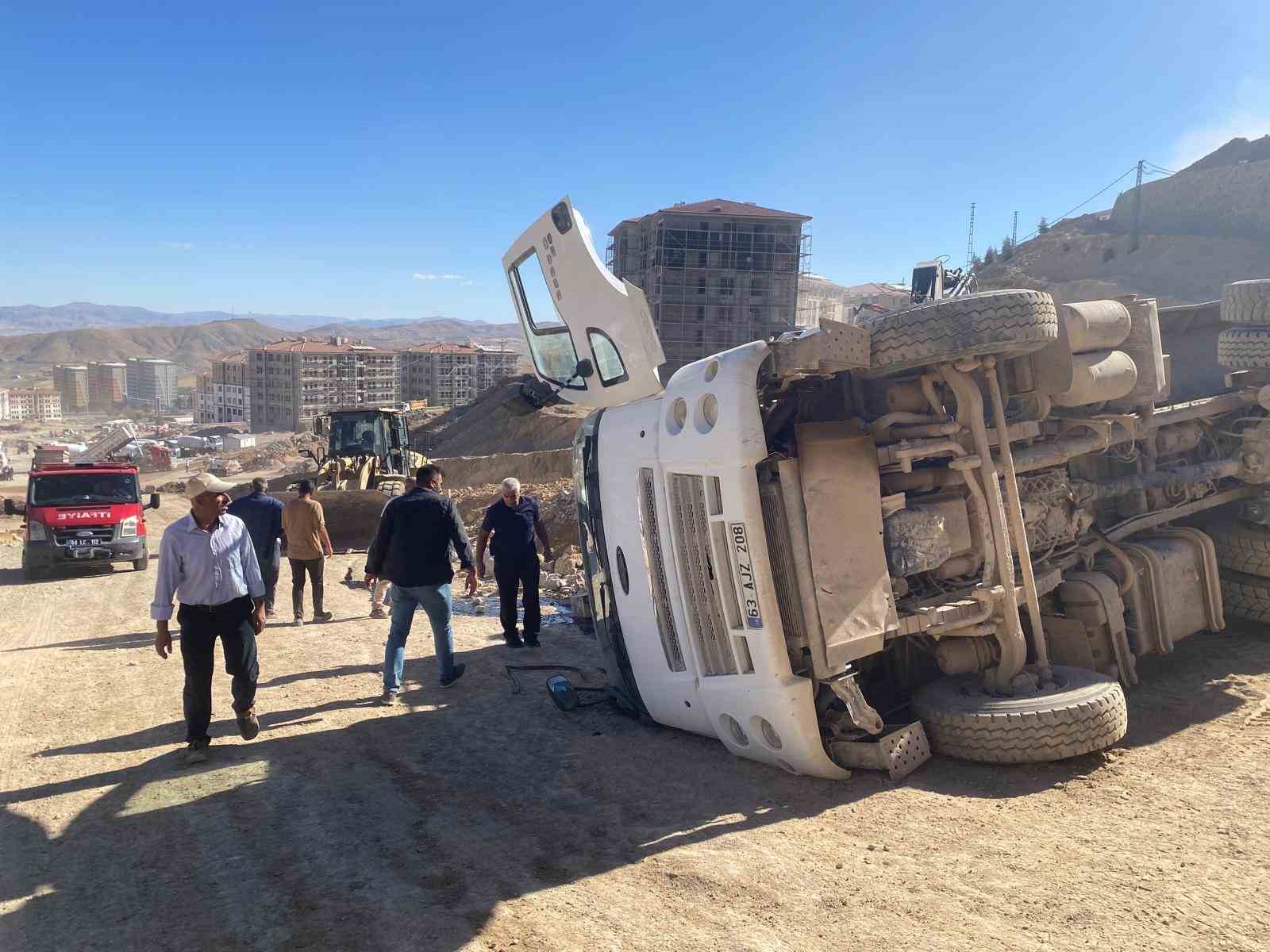 Şantiyede kontrolden çıkan hafriyat kamyonu devrildi: 1 yaralı