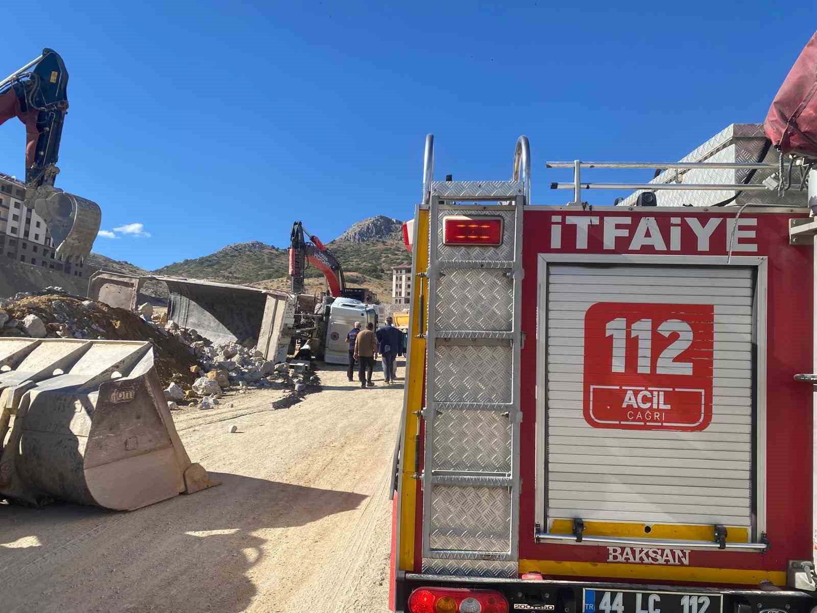 Şantiyede kontrolden &ccedil;ıkan hafriyat kamyonu devrildi: 1 yaralı
